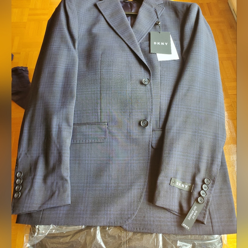 Suit - Picture 3 of 5